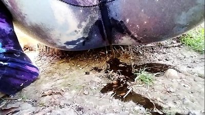 রাস্তায় প্রস্রাব! LilKiwwiMonster দেখুন তার প্যান্টি ভিজে এবং ময়লা মধ্যে প্রস্রাব পেতে!